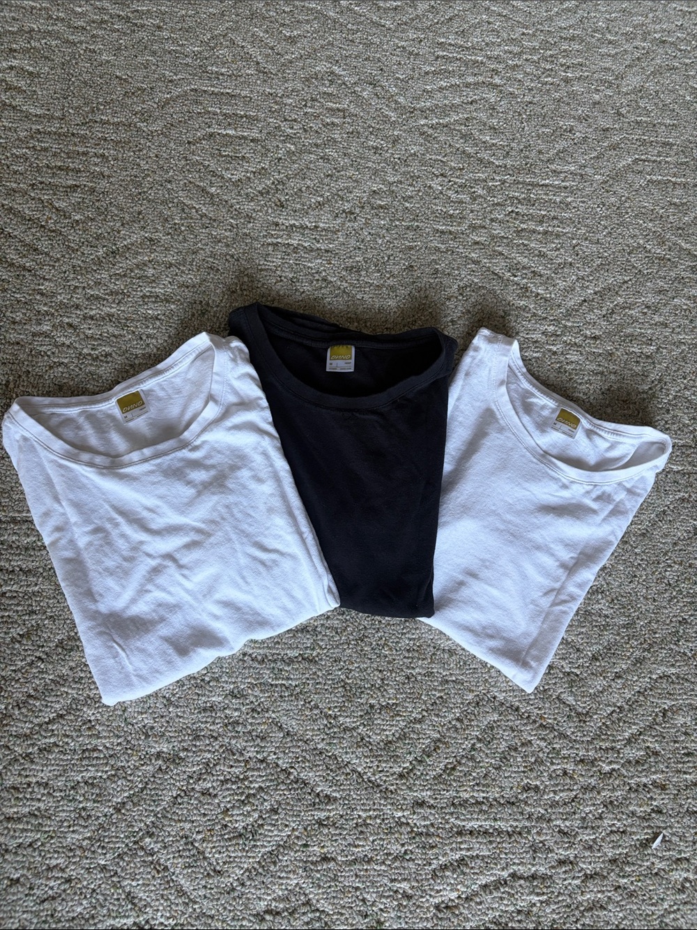 Lot of ONNO hemp Women's Short Sleeve Crew Tee - White & Black
